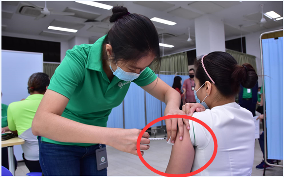新加坡新冠疫苗接種延伸出手套門，自此疫苗接種無手套