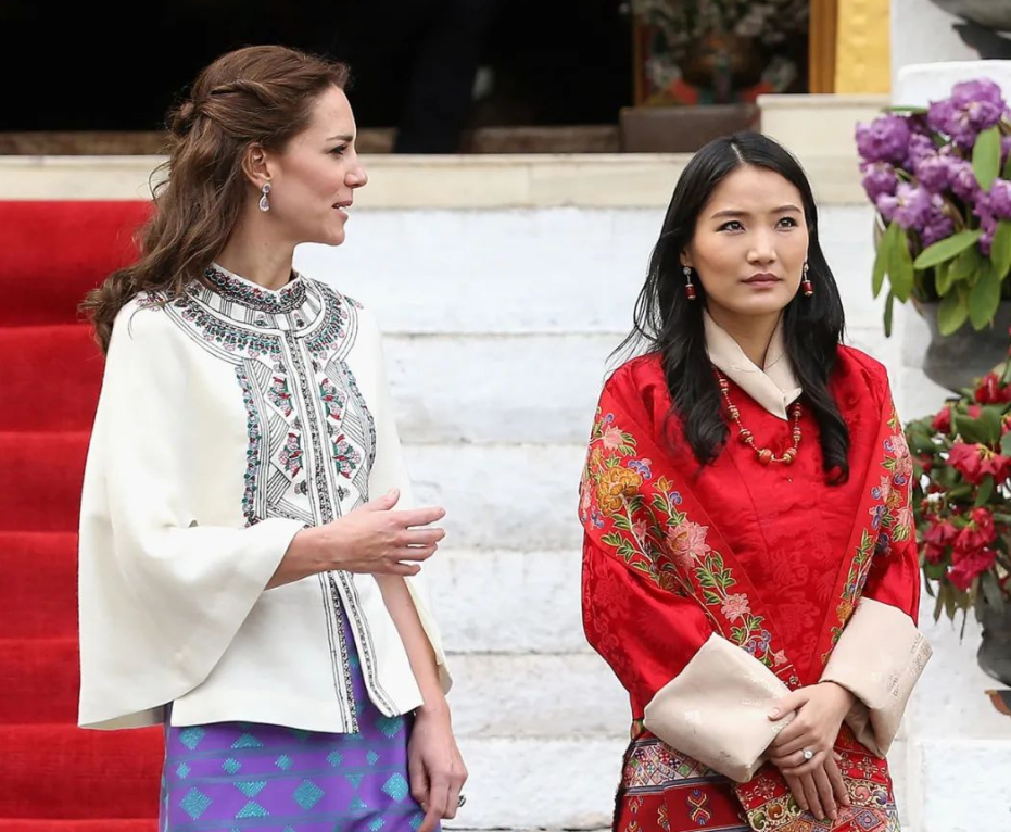 29岁不丹王后怀二胎后地位倍增，国王全程搀扶，太王太后帮看孩子