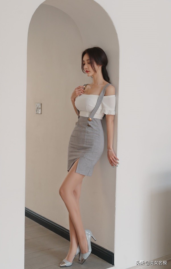 一字肩上衣搭背帶裙清新甜美，文藝範十足