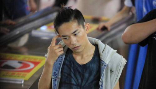 易烊千玺勇夺金像最佳新人奖，实至名归，实力配得上自身的流量