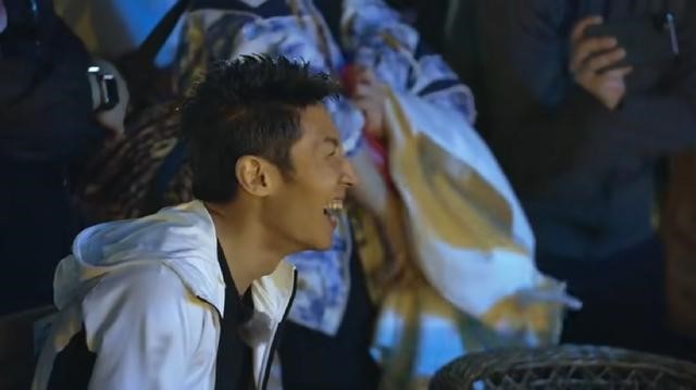 撒贝宁一家四口罕同框！怀抱1岁龙凤胎儿子，女儿走路腿似小萝卜