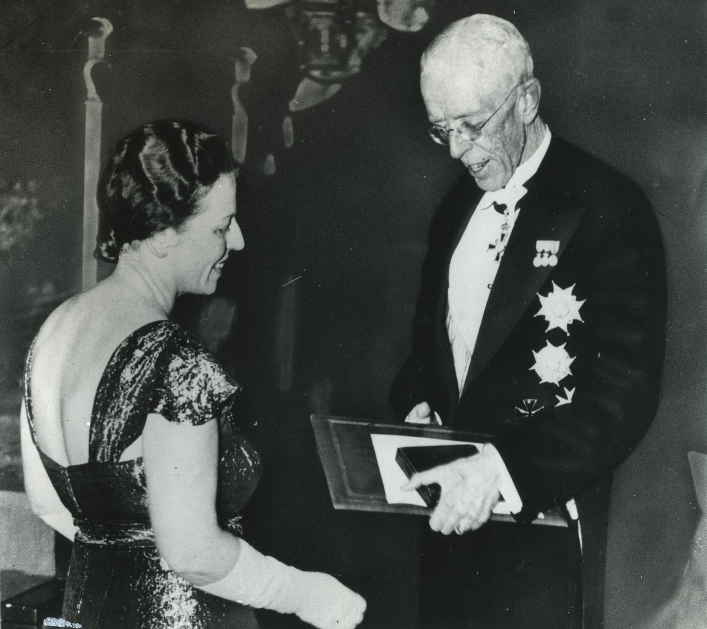 這位美國(guó)女人在中國(guó)生活40年，獲得諾獎(jiǎng)時(shí)說(shuō)：中國(guó)是不可戰(zhàn)勝的