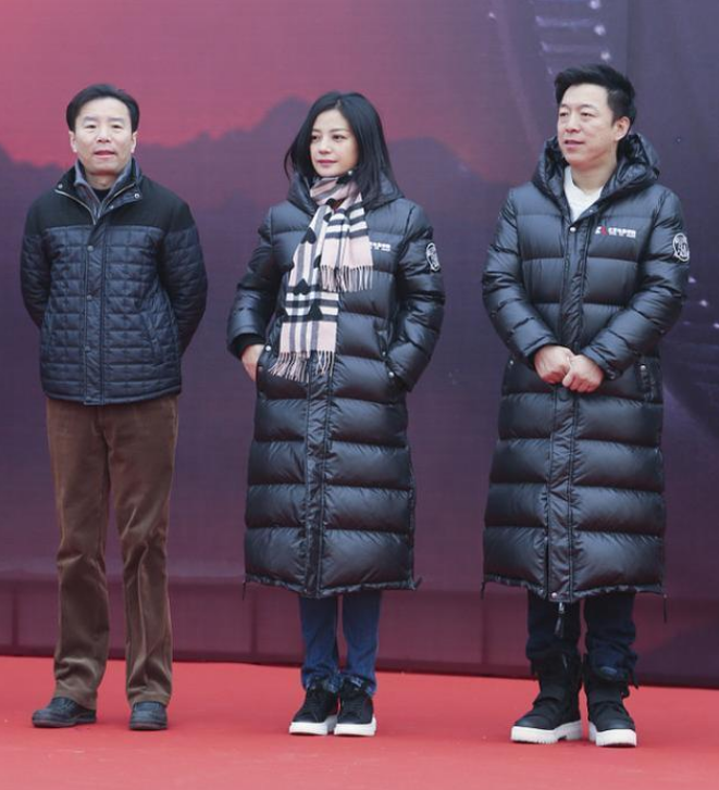 赵薇穿搭太接地气，纯黑羽绒服配普通牛仔裤，