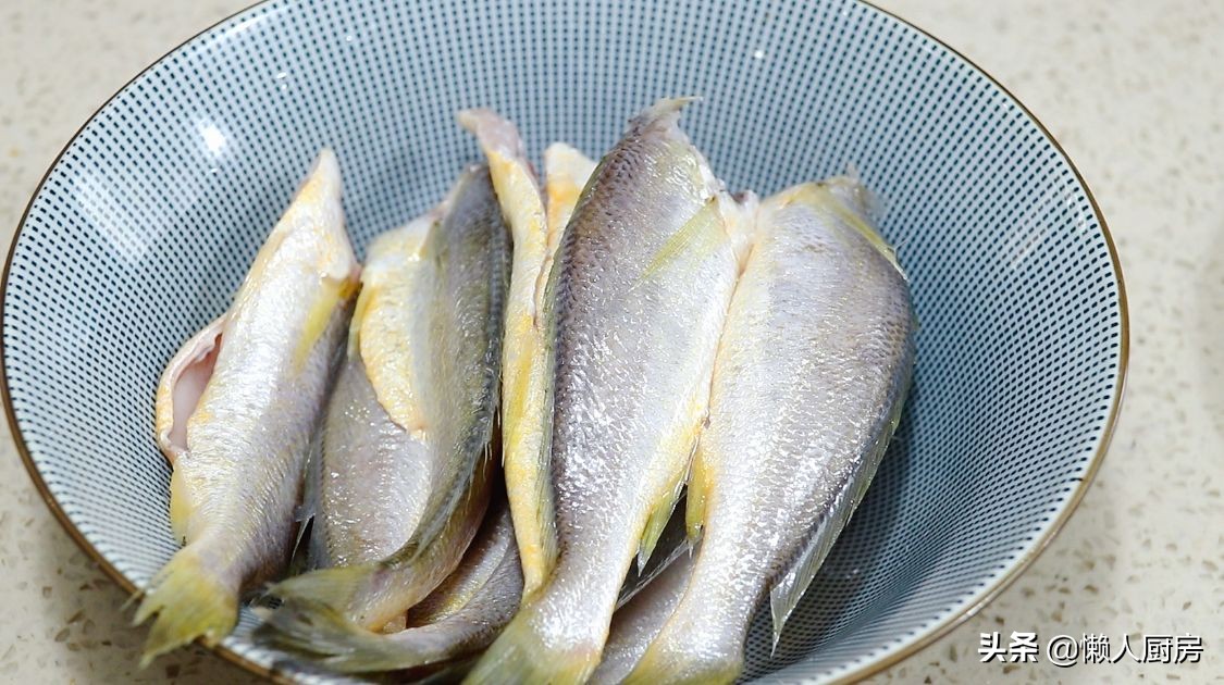 不用油炸，小黃魚怎麼做才好吃？ 教你做香酥小黃魚，還不用吐魚刺