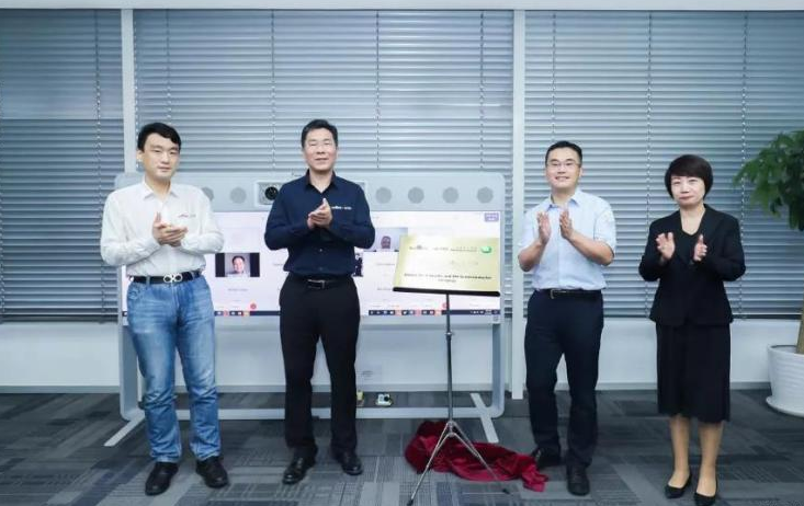 路特斯EMIRA中国预售提前至8月；奔驰发布全新 SL内饰图