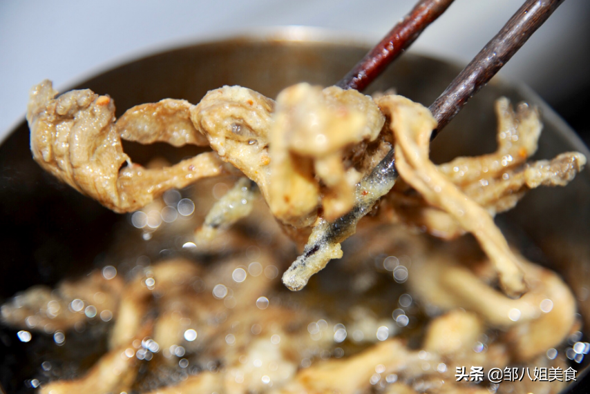做炸蘑菇，调面糊很关键，有人不懂用淀粉还是面粉，教您正确做法
