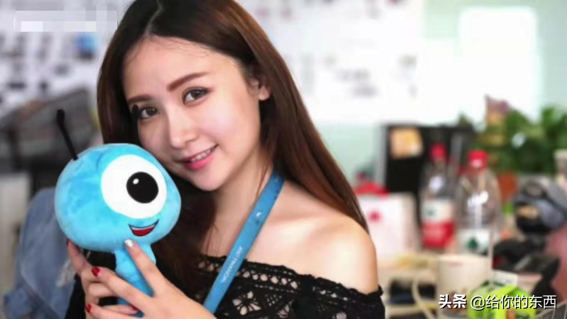 "Pay treasure to arrive Zhang 10000 yuan " , so this sound comes from her