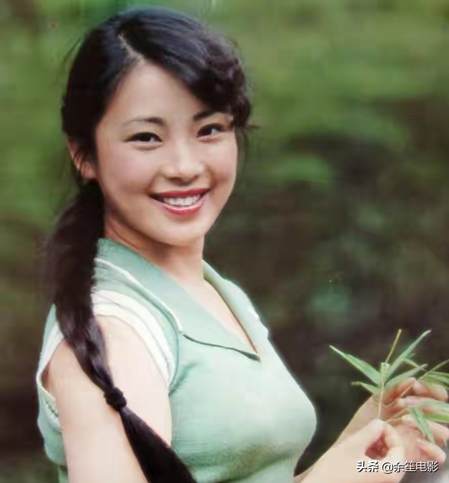 怀有身孕时被李连杰抛弃，住地下室十年，黄秋