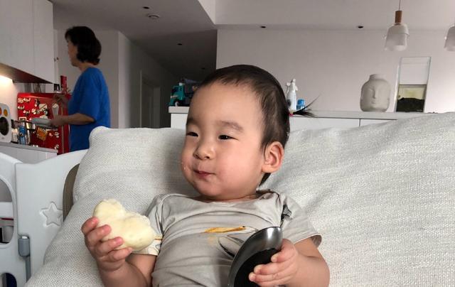 吴京谢楠家庭聚餐曝光，46岁硬汉头发苍白，如今家庭和睦其乐融融