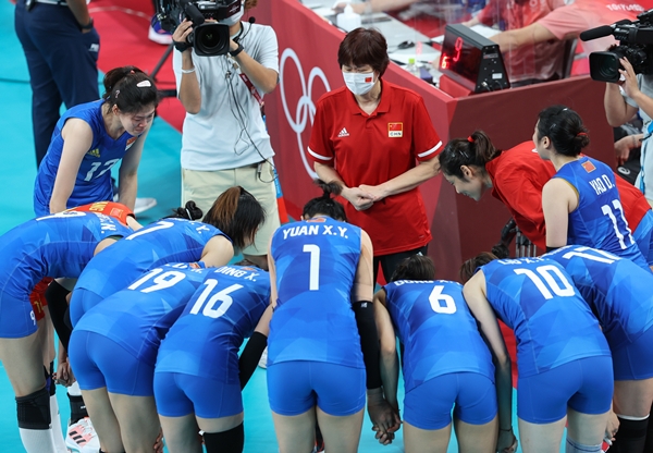 郎导离任后首发声：问心无愧！两权威央媒挺郎导，赞女排精神