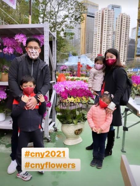 郭晶晶攜夫貼春聯，穿3年前舊衣擋不住高貴氣，三個娃眉眼都像媽