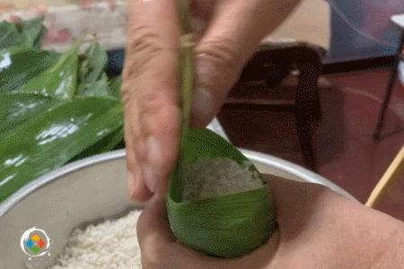 重庆的粽子有多独特？咸甜皆可，白粽子蘸糖吃，腊肉粽子最奢华