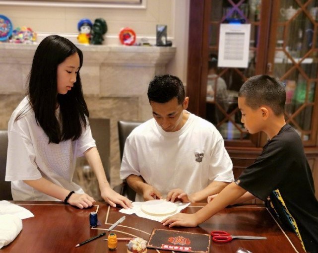 好爸爸！赵文卓国庆陪儿女骑马，子龙和妹妹马背上手拉手超有爱