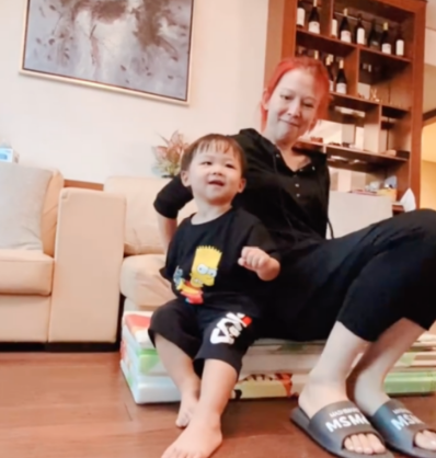 蔡少芬在家戏弄儿子，意外曝光豪宅内景，酒柜中几十种美酒很抢眼