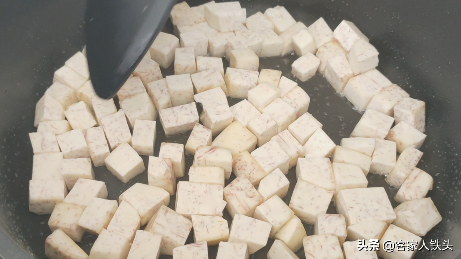 香芋这一个做法实在好吃，一次做一盘，外酥里嫩，连吃5块还想吃