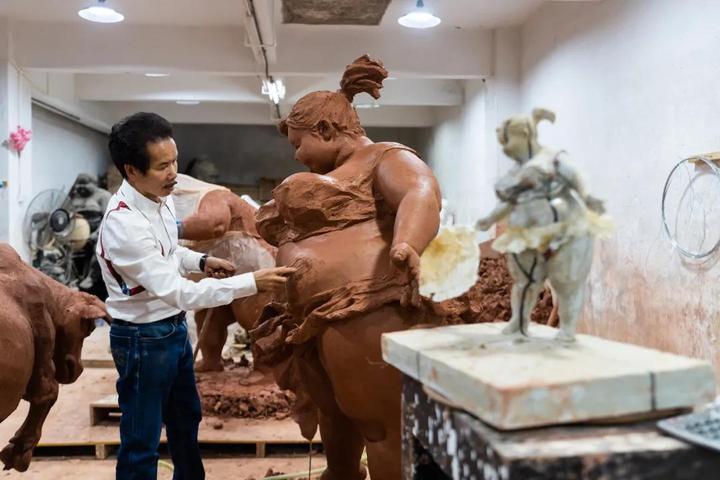 “肥女斗牛”泥稿放大，为西班牙而作