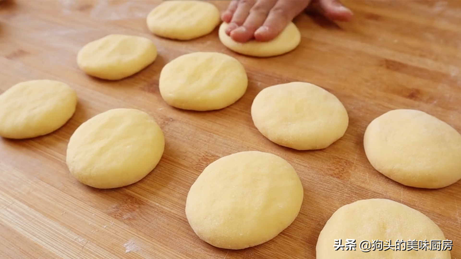 一碗麵粉，3個雞蛋，手指一戳一轉，香甜鬆軟，比買的麵包還好吃