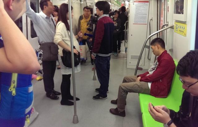 如果在公交车上同时遇到一名孕妇一位七旬和老人，应该给谁让座？