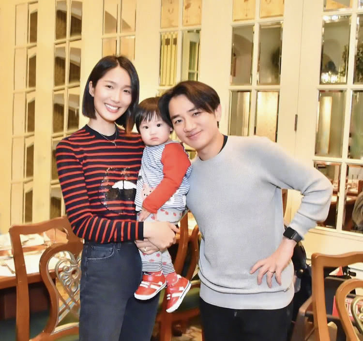 王祖蓝晒妻子童年照与女儿做对比，母女俩长相相似让人傻傻分不清