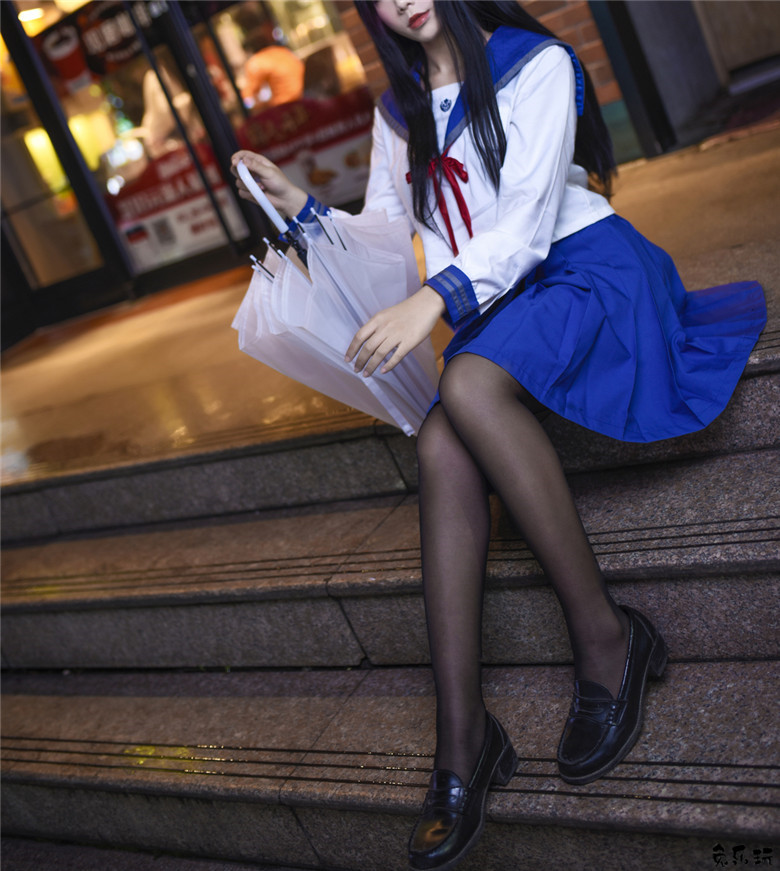 清新美少女打伞漫步夏日细雨中