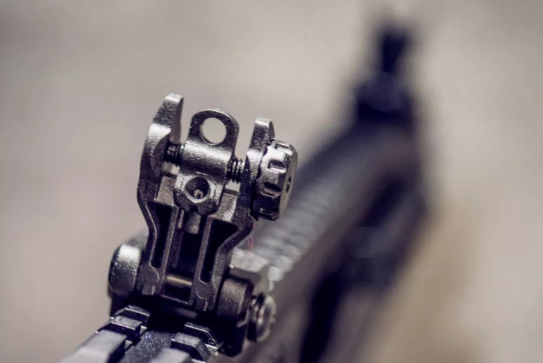 为何解放军士兵使用的步枪基本没有瞄准镜？原