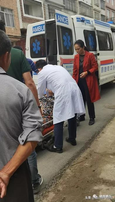暖心!下乡途中遇车祸伤者,博白卫健局局长热心救助
