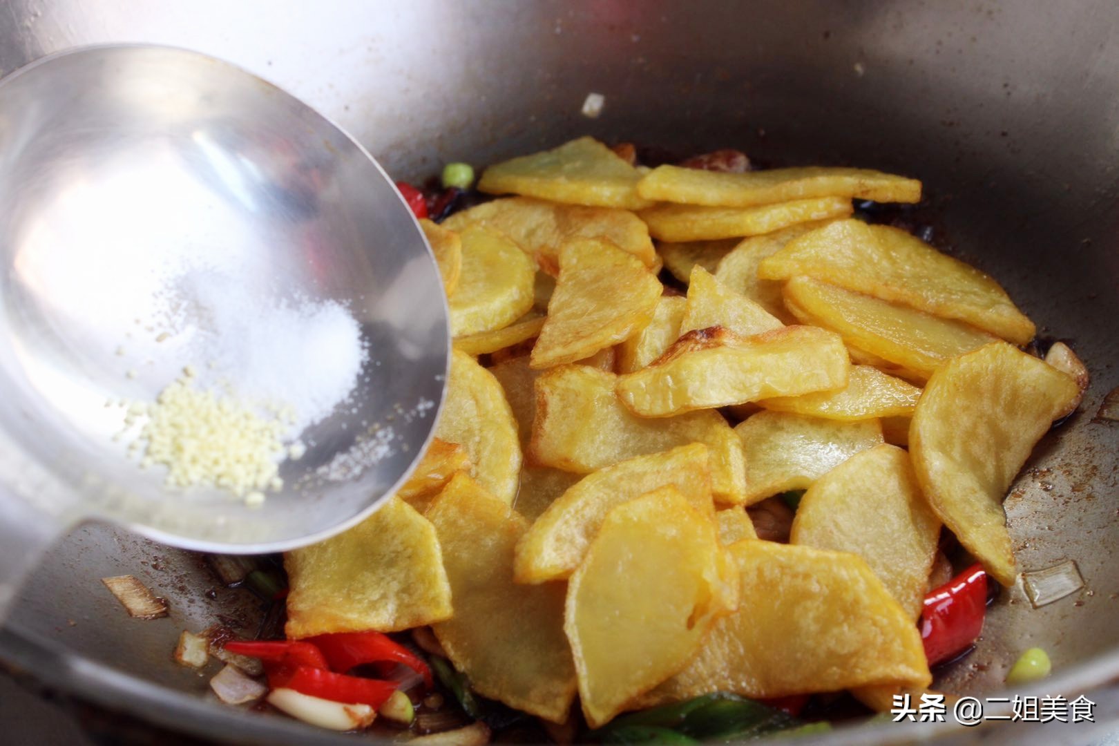 炒土豆片，牢记别直接下锅炒，多做一步，土豆片入味还解馋，好吃