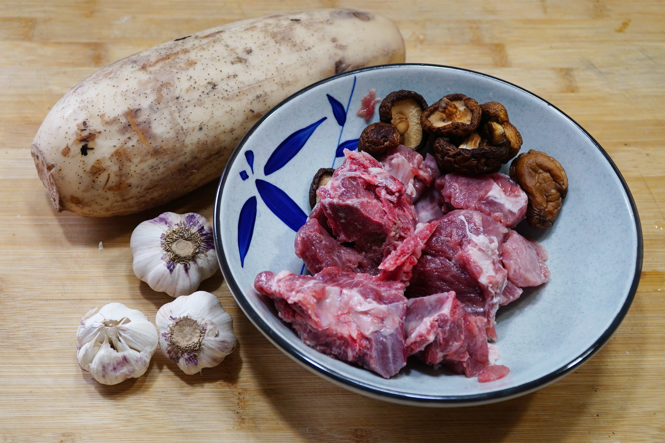 炖排骨时，别下锅就煮，多加这几样，汤浓肉香