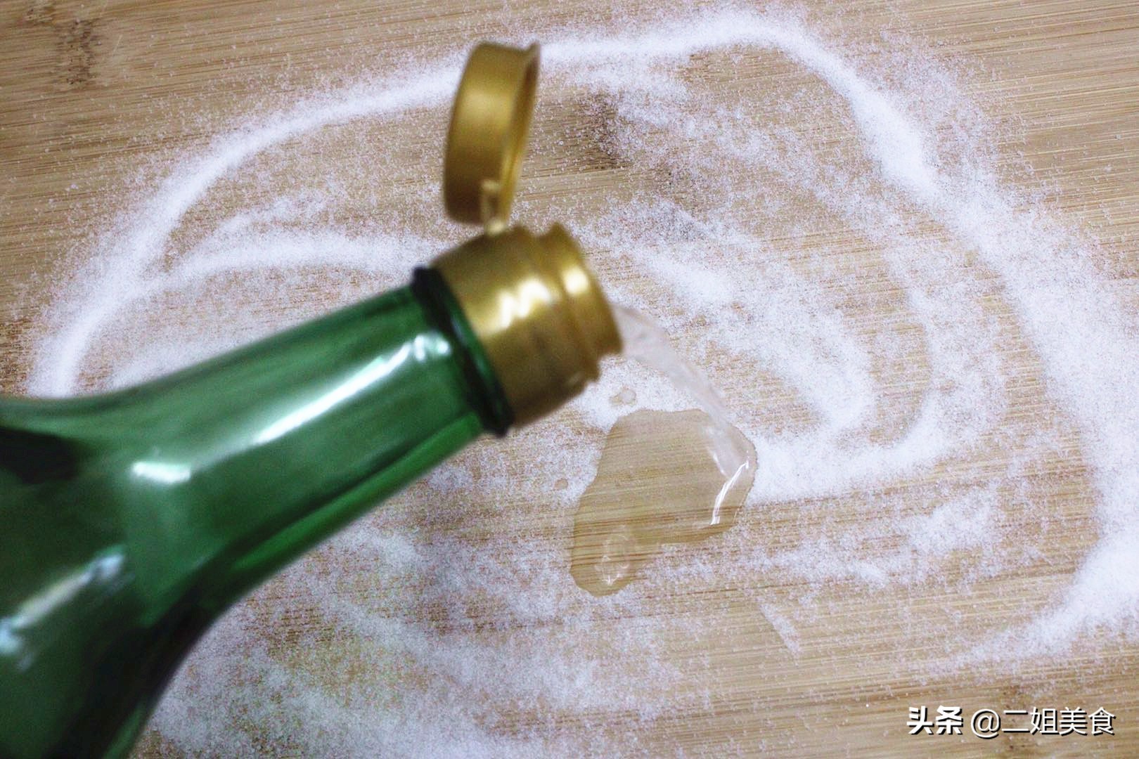 把白醋塗抹在菜板上，太聰明了，用途花錢不到，簡單還實用