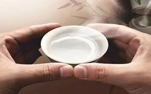 活在当下，每个人都需要一杯酒