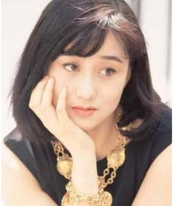 赌王78岁生下的孩子何超欣，被疑是与利智所生，网友：太像了
