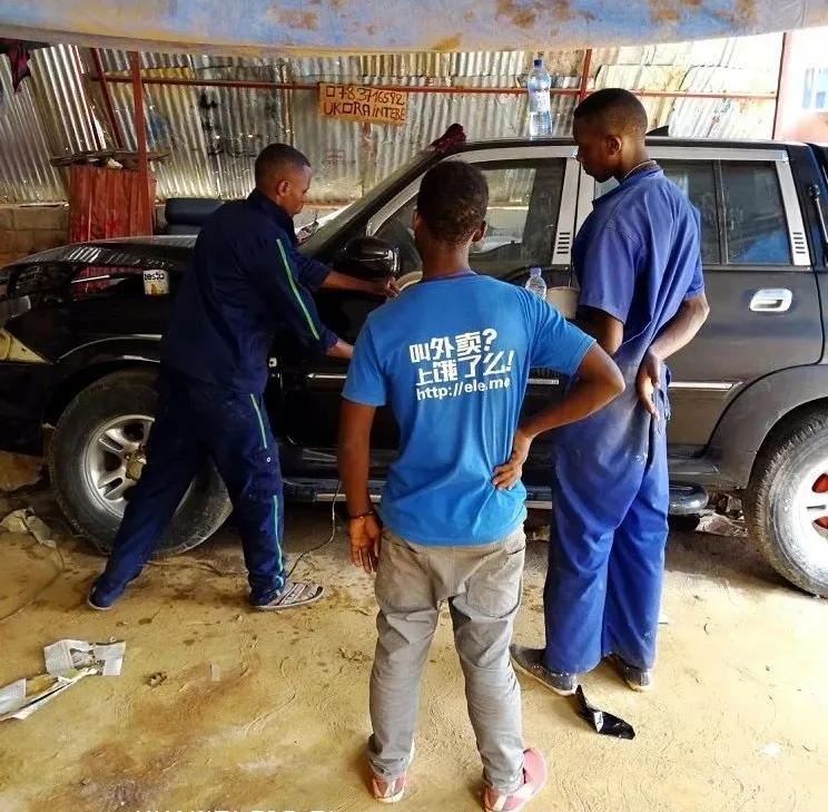 非洲黑人最时髦的衣服，可能是你扔掉的二手货