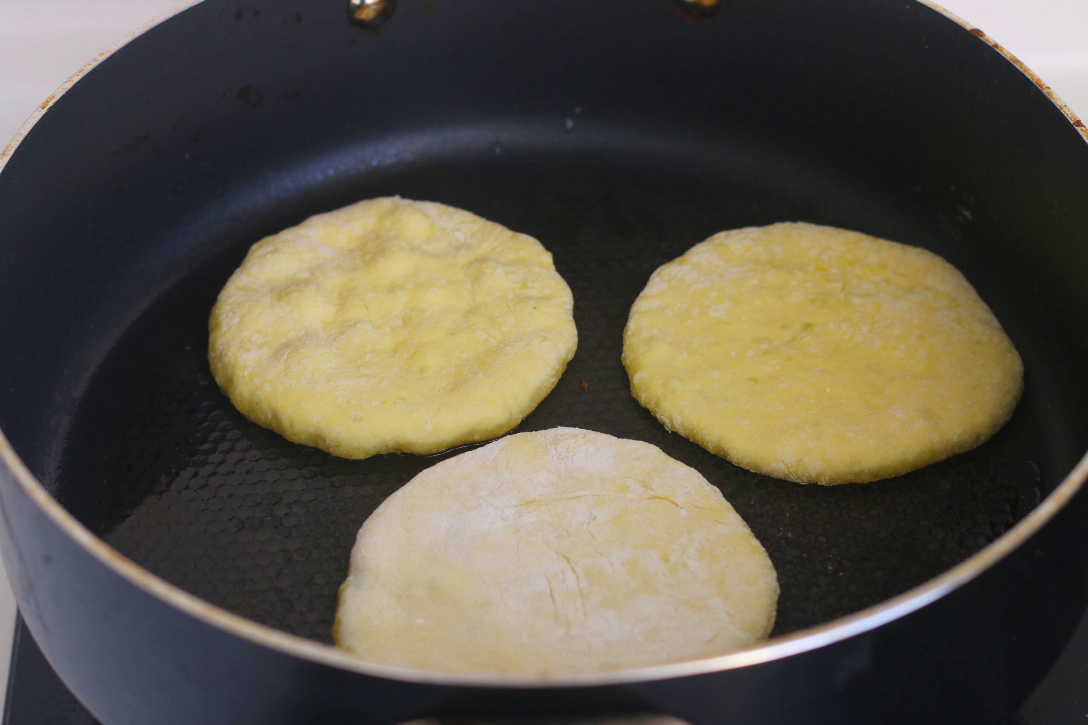 用南瓜做餅，又軟又香甜，如果不制止，孩子會拿起第三個第四個