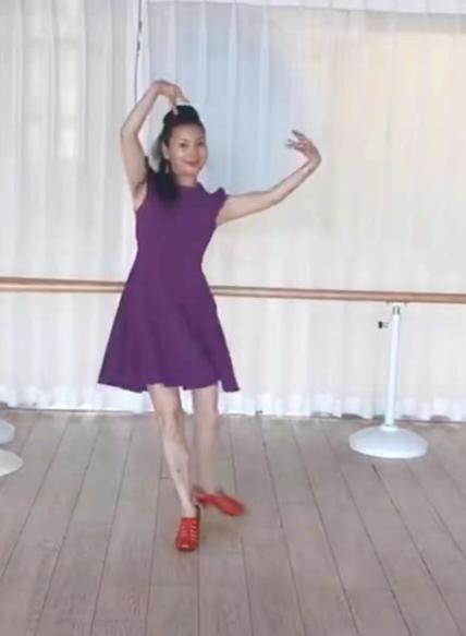 56岁朱军携娇妻谭梅现身！状态不输小13岁刘和刚