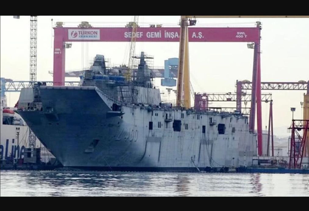 中东航母强国横空出世，土军首艘国产航母完工，舰载机成无米之炊