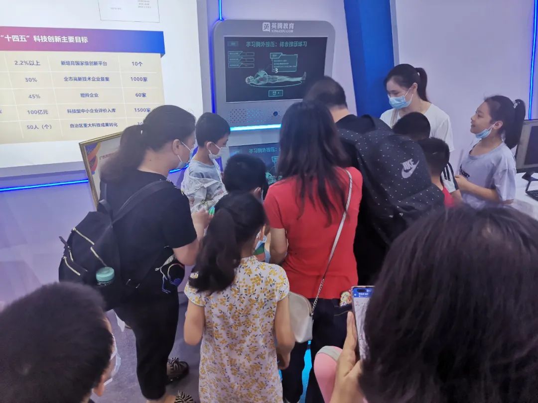 心肺復蘇AI教學機器人亮相廣西創新驅動發展成就展
