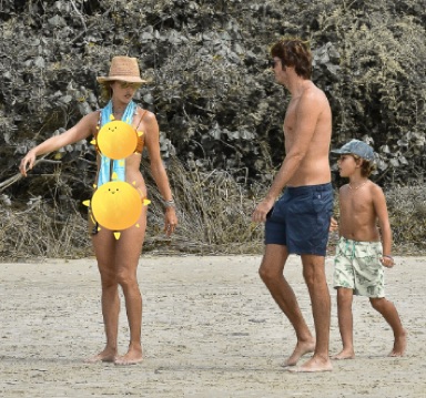 超模AA比基尼秀s型火辣身材，与男友亲密戏水，儿子在旁不避讳