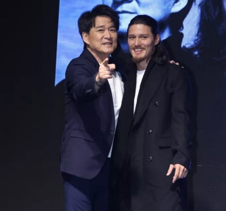 周华健30岁混血儿子出道！剃光胡茬特色全无，欧