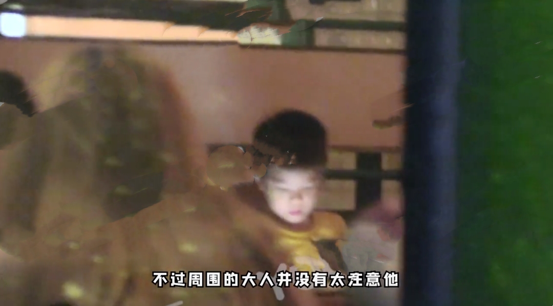 杜江一家三口出门聚餐，霍思燕素颜现身一脸幸福肥，胖出双下巴