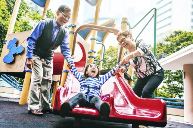 有多少孩子正经受老人“假带娃”？妈妈一去上班，奶奶就放任不管