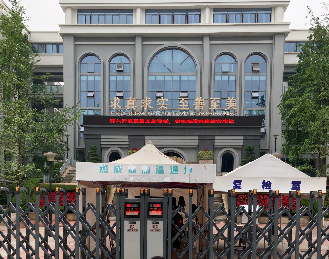 成都17岁中学生校内坠亡，妈妈在母亲节收到噩耗，在校门外苦等至深夜