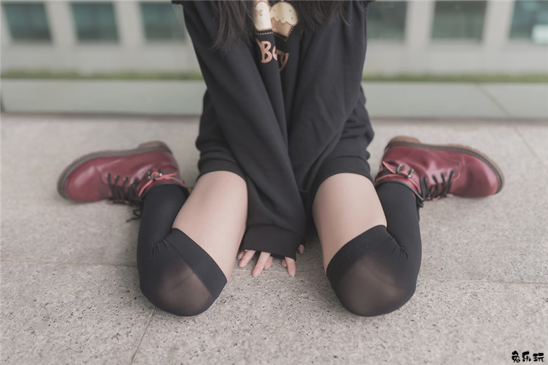 【福利姬】让人喜欢的黑丝及膝袜小细腿！太美了（48P）