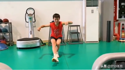 笑喷！全红婵上文化课被老师安排坐第一排，左手托腮神游太空