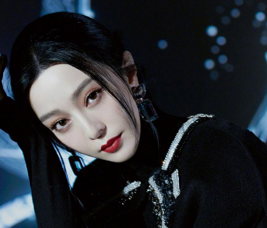 Fan Bingbing took work photos after the National Day, wearing a black ...