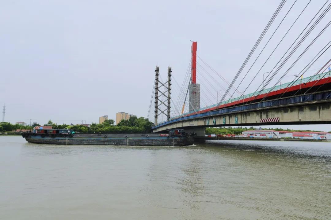 上海市松江区泖港大桥老桥开始拆除：新桥建成
