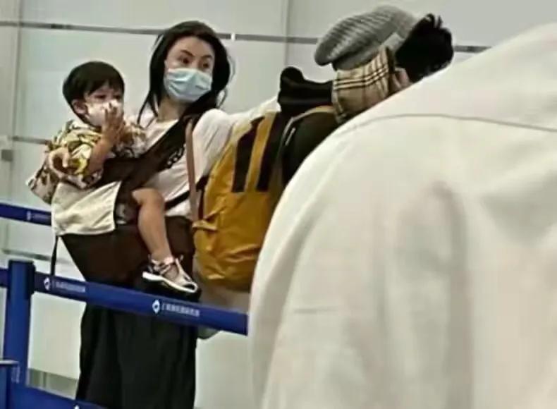 张柏芝晒二儿子视频，11岁小Q又变模样，奶萌帅气颜值不输小鲜肉