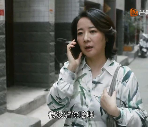 《装台》长相粗犷，无所事事，抱狗撵猫的疤叔