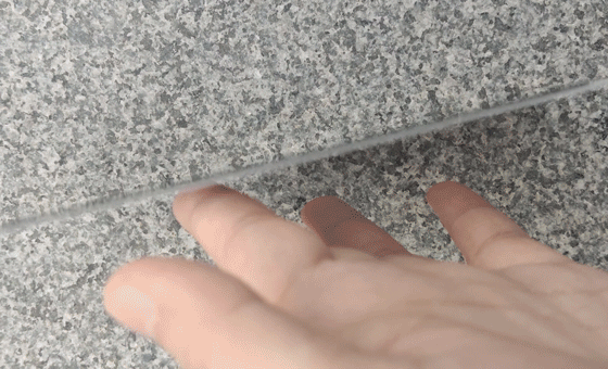 玩手机总觉有人偷窥，用这款高清防偷窥手机膜，再不担心泄露隐私