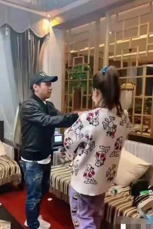 宋小宝娇妻罕出镜，怀中神秘小孩被疑是三胎？