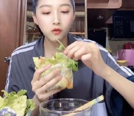 关晓彤现身薇娅直播间，无所顾忌疯狂开吃，经纪人拼死都拦不住